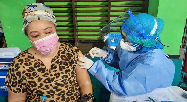 Covid-19 : plus d’un million de personnes relevant de la compétence du HCR ont reçu un vaccin